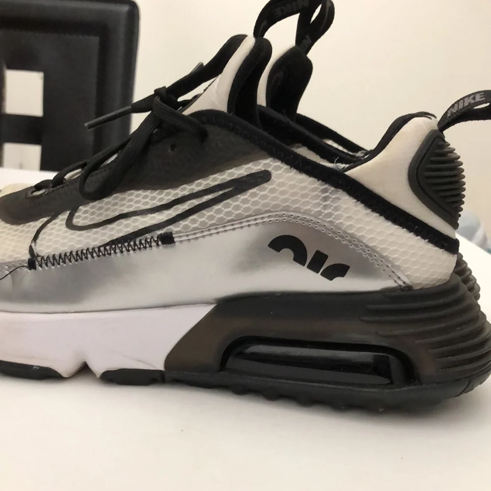 NIKE AIR RUNNING SNEAKERS MENS-BOYS (TEENS SIZE 7Y